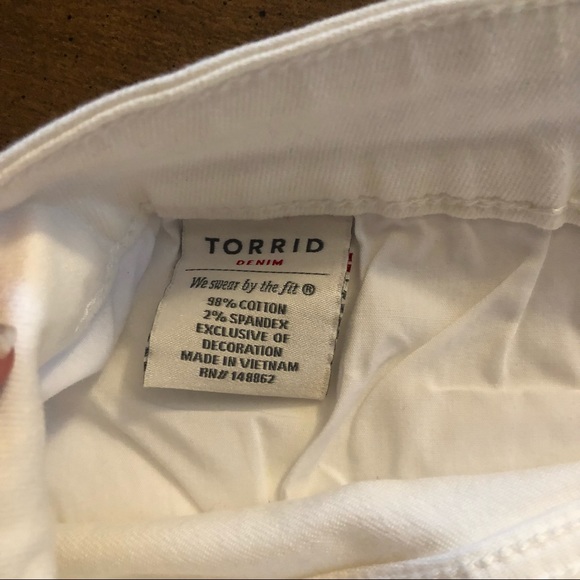 - **NWT** Torrid White Cutout Embroidery Skinny Short - Picture 8 of 9